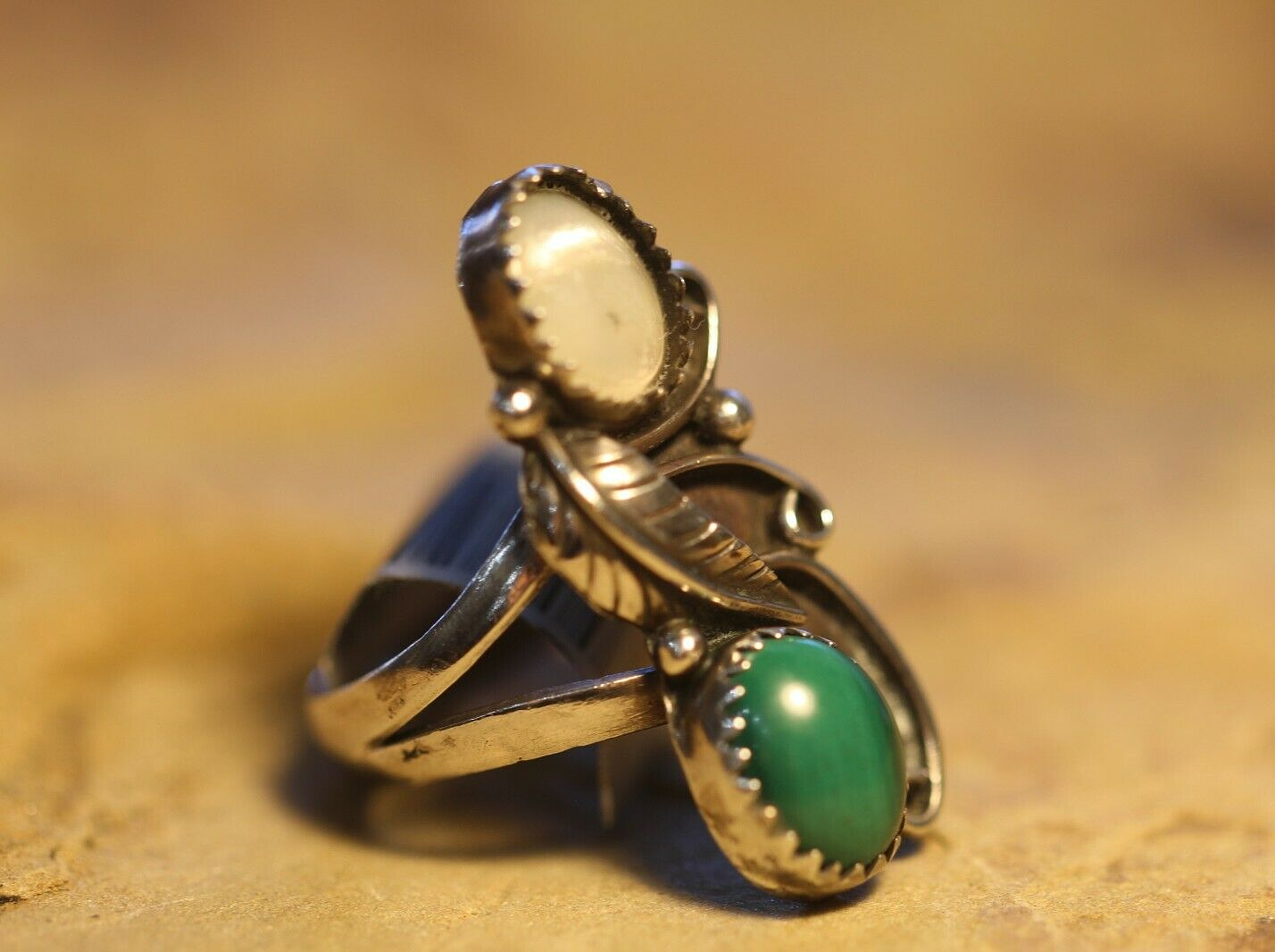 *VINTAGE* Native American Sterling Silver MOP Pearl Turquoise Leaf Ring Size 6