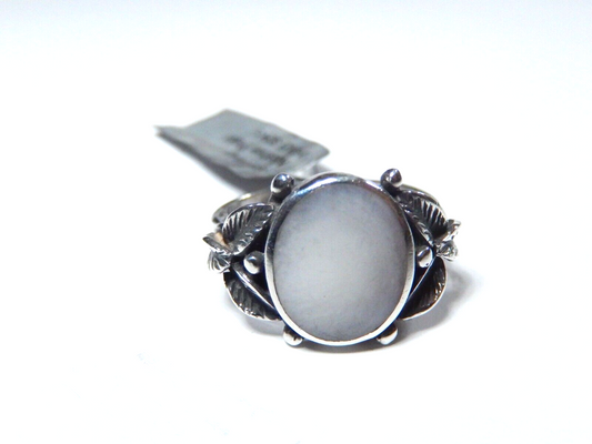 *VINTAGE*  Native American NAVAJO  MOTHER OF PEARL STERLING SILVER  RING SIZE 6