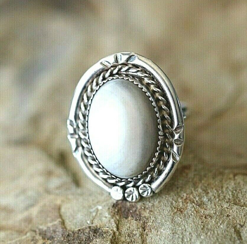 *VINTAGE*  Native American Large Sterling Silver Mother of Pearl Ring Size 6