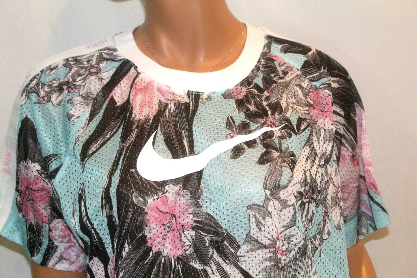 *NWT* $45.  NIKE Women's Logo & Flower Dry Mesh Running Training Top Sz Large