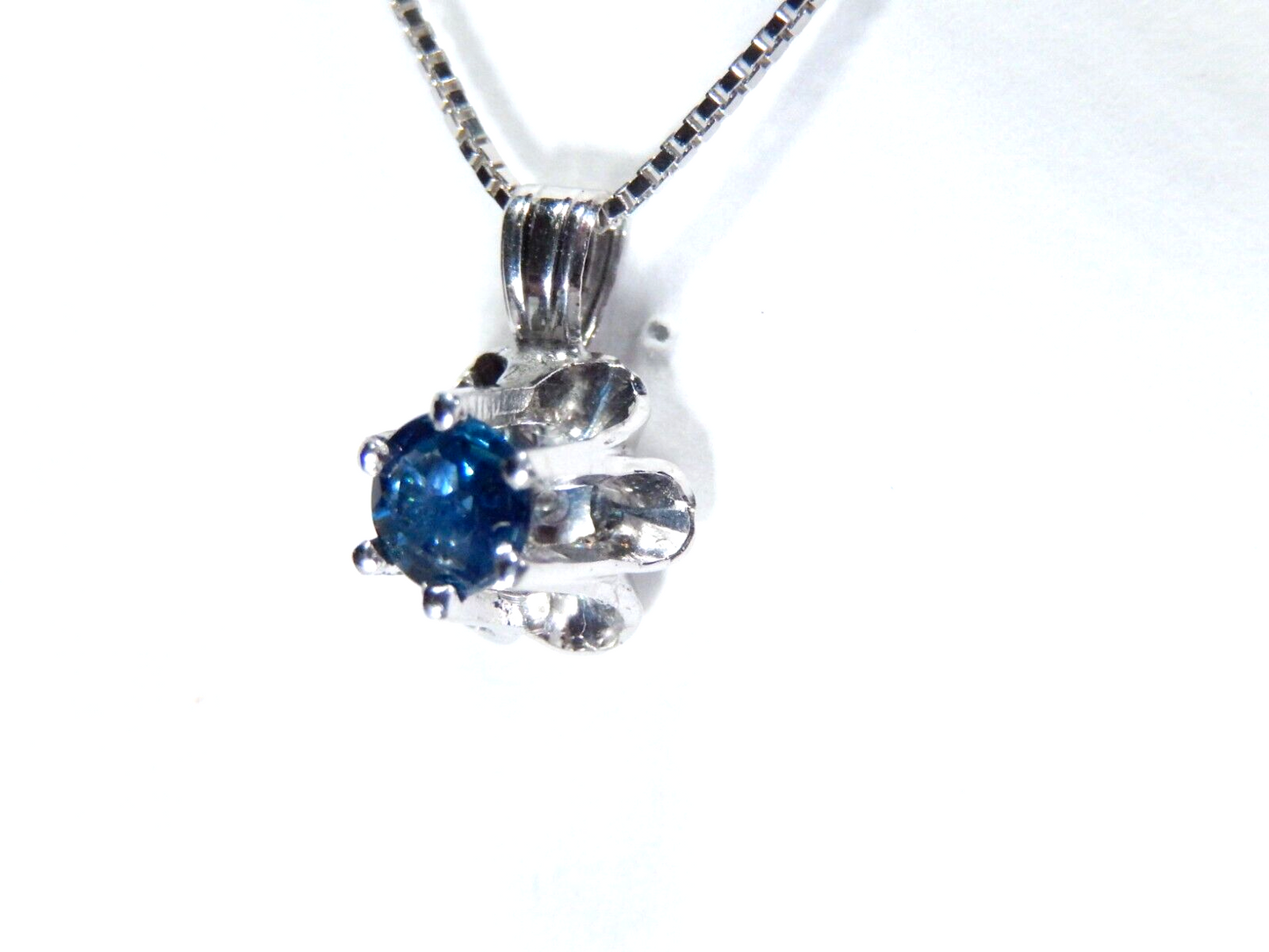 *VINTAGE* 14K White Gold .25CT  CEYLON SAPPHIRE Buttercup Pendant w/18"chain