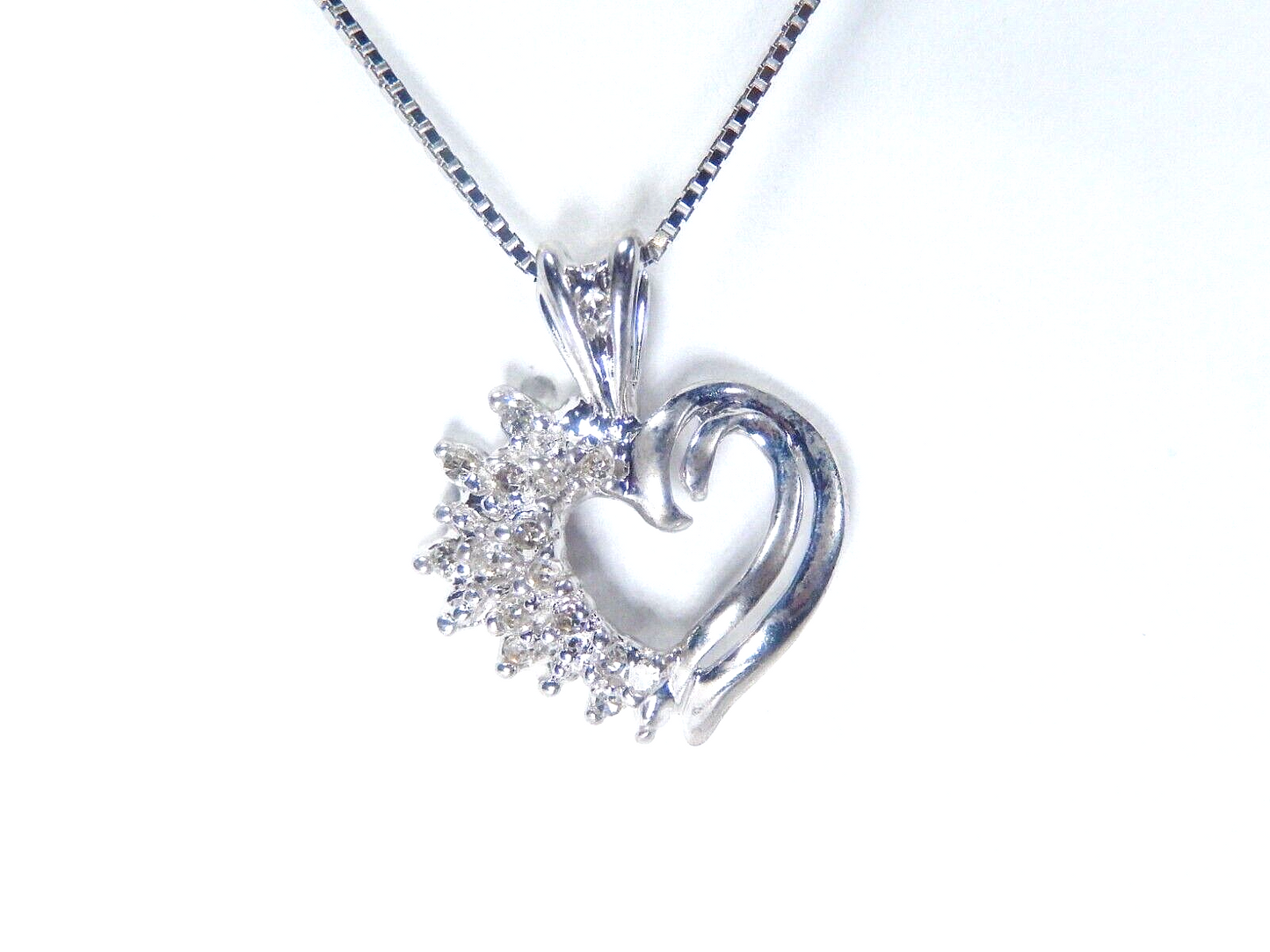 10k White Gold 1/4CT Natural Diamond Heart Pendant w/18"chain