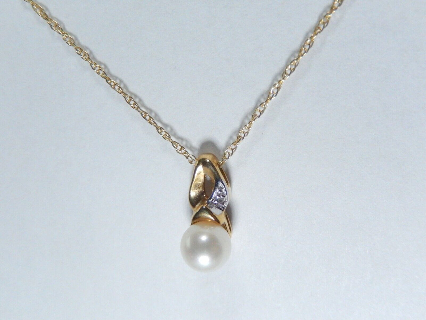 *VINTAGE* 10K Solid Yellow Gold 6mm Round White Pearl & Diamond Pendant w/16" Ch