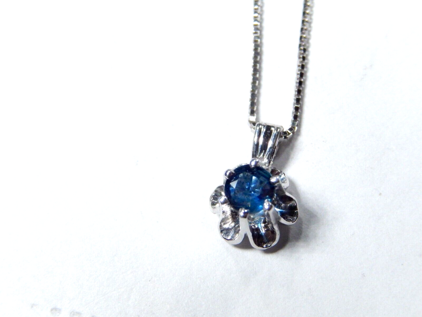 *VINTAGE* 14K White Gold .25CT  CEYLON SAPPHIRE Buttercup Pendant w/18"chain