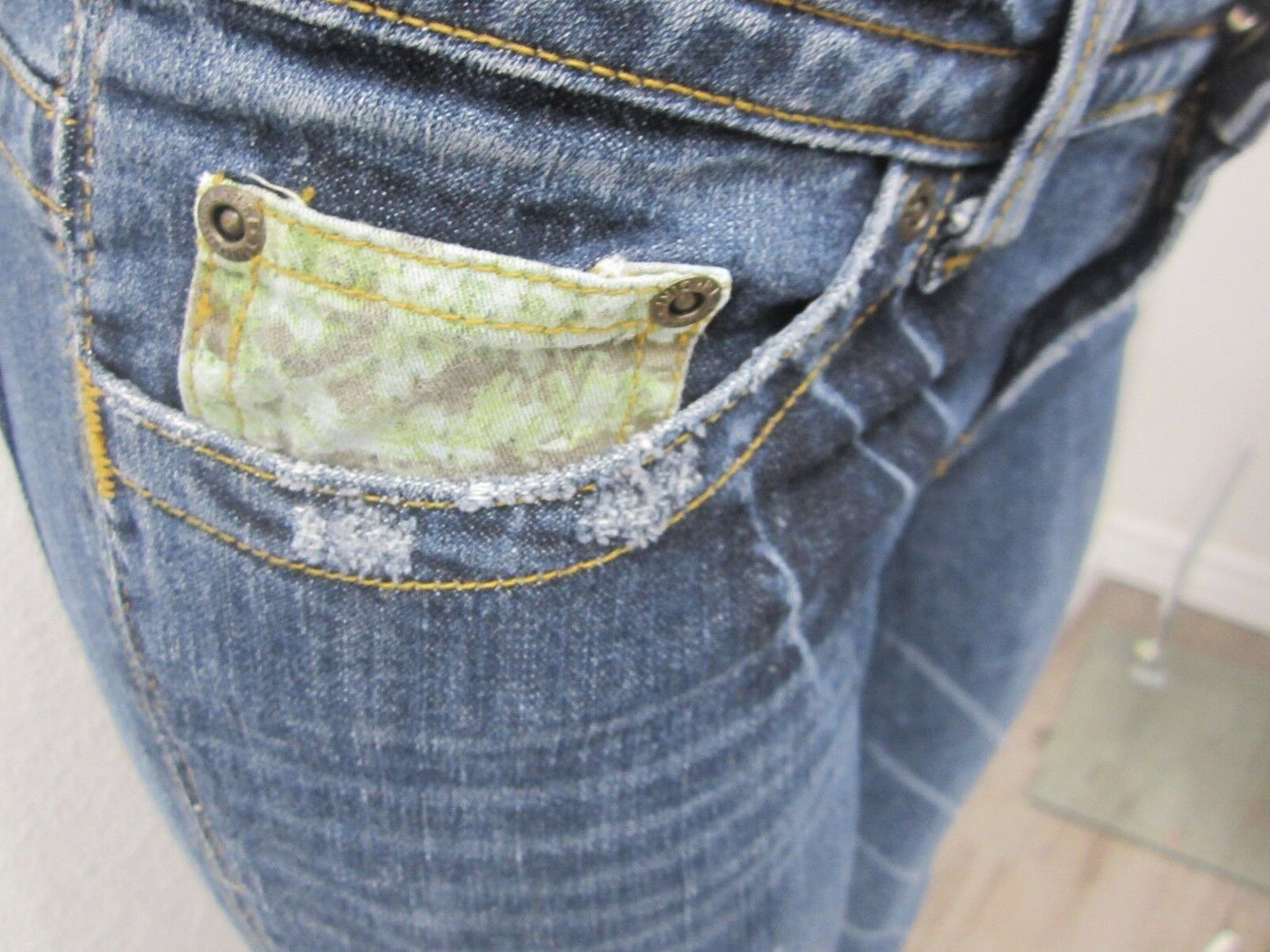VERY NICE Realtree Girl Distressed Jeans Camo Pocket 2% Lycra Stretch Sz 29 x 33