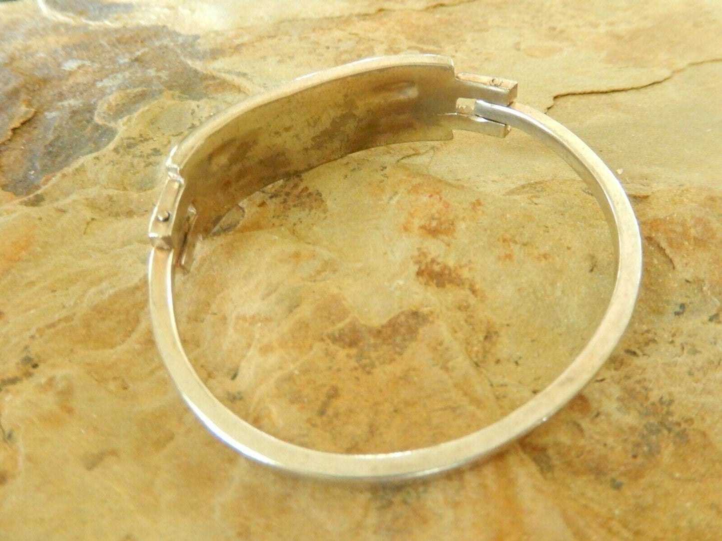 *VINTAGE* .Southwestern Mother Of Pearl / Blk Onyx Sterling Silver Hinged Bangle