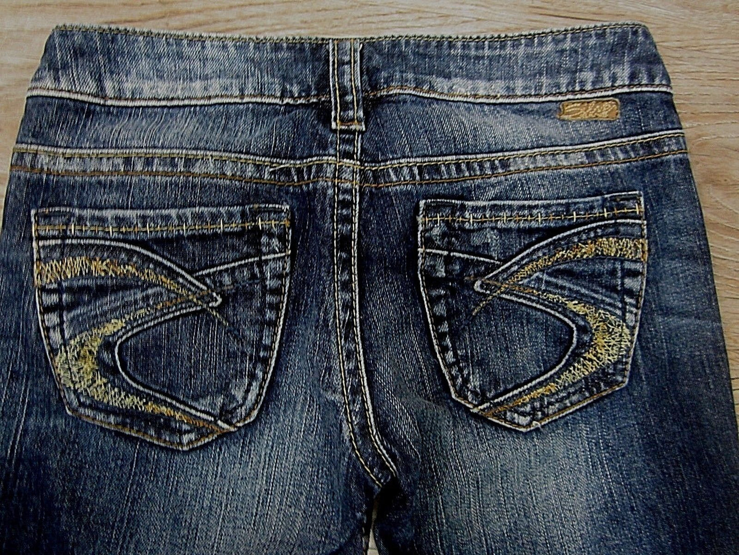 Pre Owned SILVER JEANS Capri Medium Wash Size 24 X 22 VERY NICE