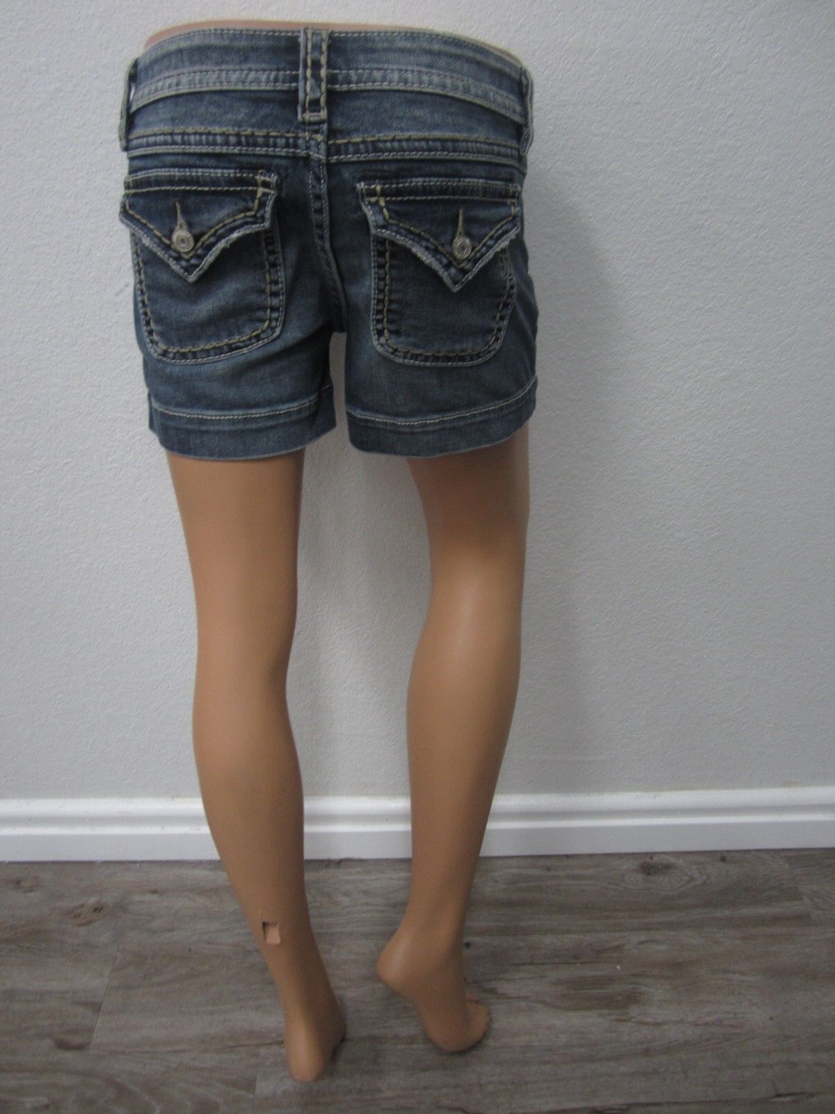 NWT Womens Miss Me Mid Rise Zip Fly Button Pocket Shorts-D5148H22-Siz 27 x 3.5