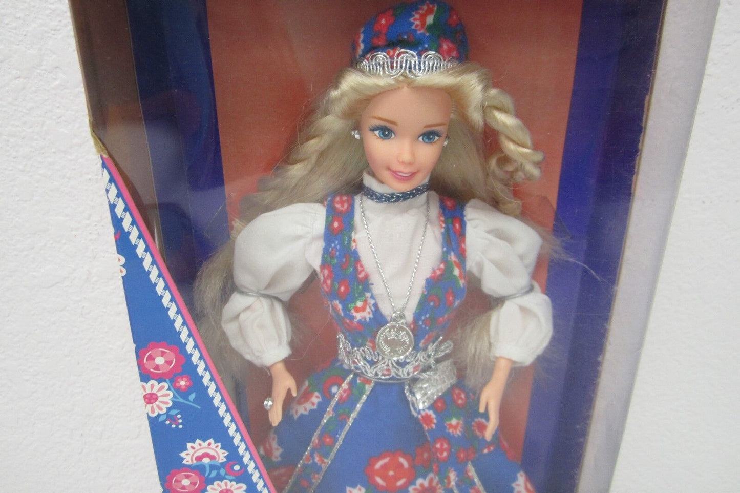 *NRFB*  NEW  NORWEGIAN BARBIE ~ DOLLS OF THE WORLD 1995 #14450~NIB