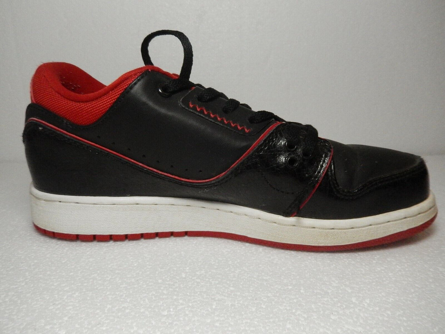 Nike Air Jordan 654952-001 Black / Red  Size 5YW