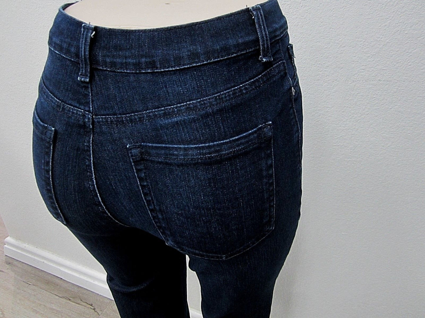 VERY NICE Ladies Gloria Vanderbilt Amanda Dark Denim Jeans Size 10P x 25L
