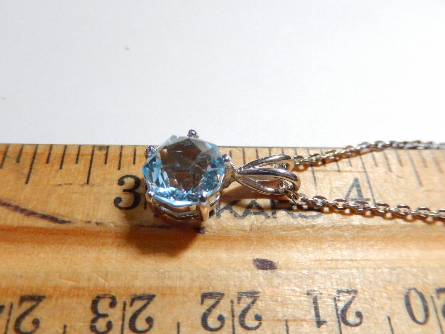 *NWT*  10K White Gold 2.0 CT Blue Topaz  Solitaire Pendant w/18" Chain