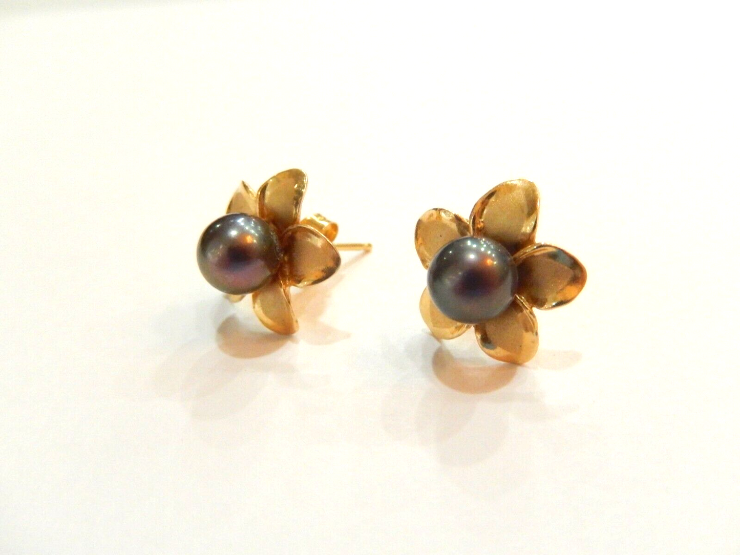 *VINTAGE* 14K Yellow Gold 7mm Tahitian Pearl Flower Stud Earrings