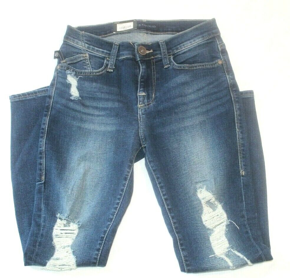 *NWT* $60. Rock & Republic Mid Rise Capri Misses Distressed Size 4 (W27 x L25)