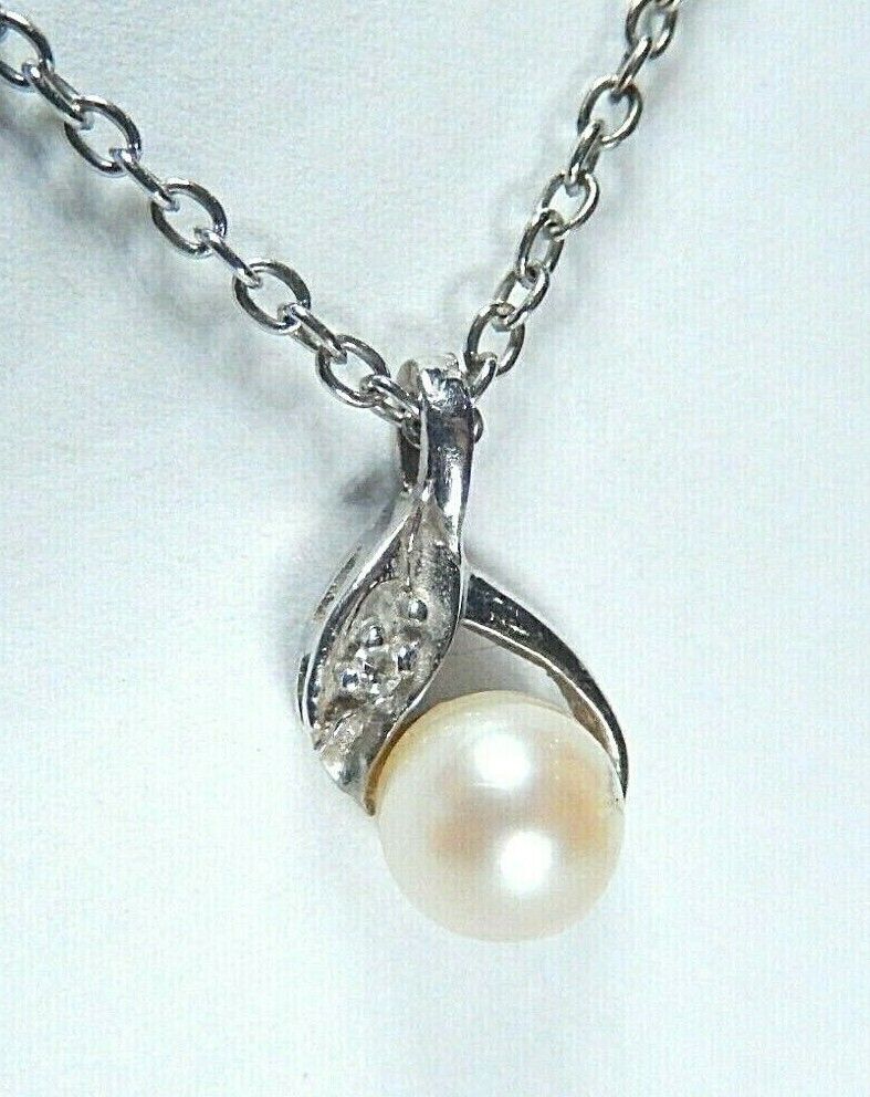 *VINTAGE*  14k White Gold  6mm Pearl & Diamond Pendant w/18" Chain