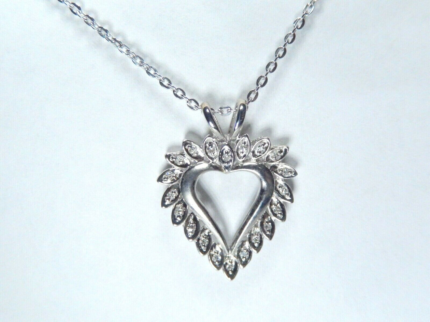 *NEW*  10K White Gold  .25CT 19 Natural Diamond Heart Pendant w/18" Chain