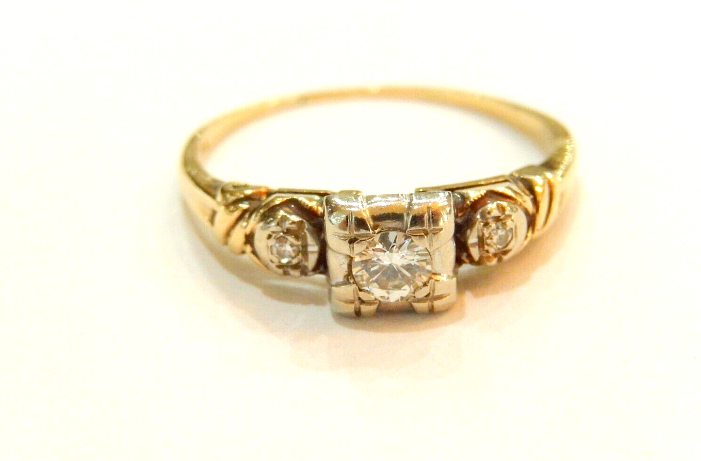 *VINTAGE* 14K Yellow Gold 1/4 CT  Round Cut Diamond Three Stone Engagement Ring