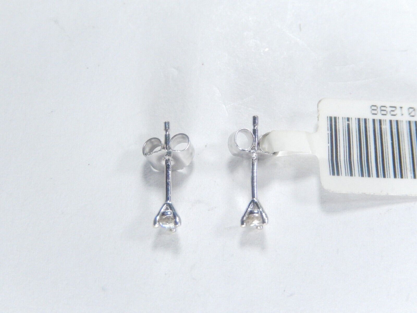 10K White Gold 1/10 CT. T.W. Round Natural VS Diamond Earstuds