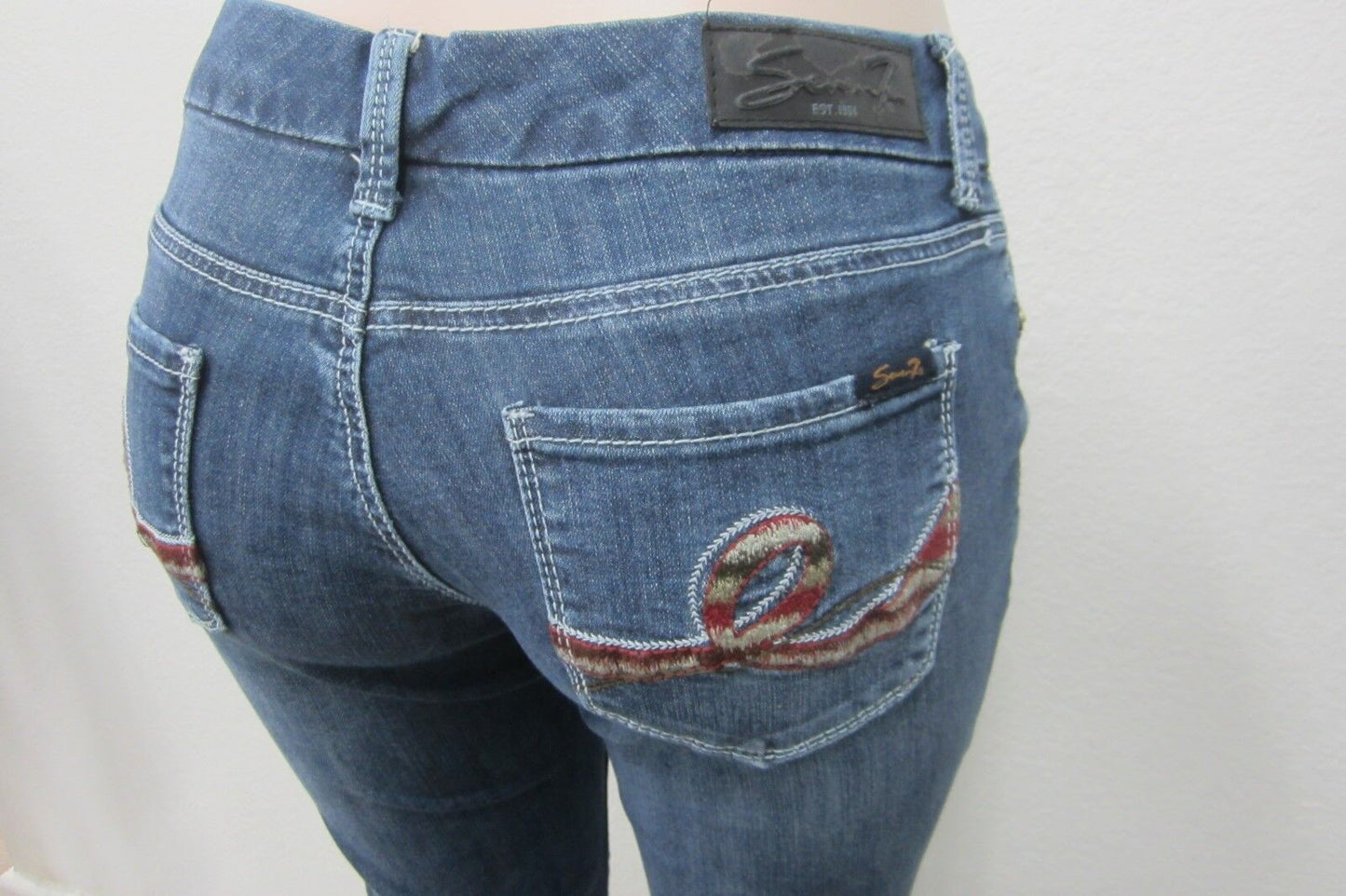 *MINT*  Seven7 Darker Wash MId Rise Bootcut Embroidered Jeans Sz 6 x L31