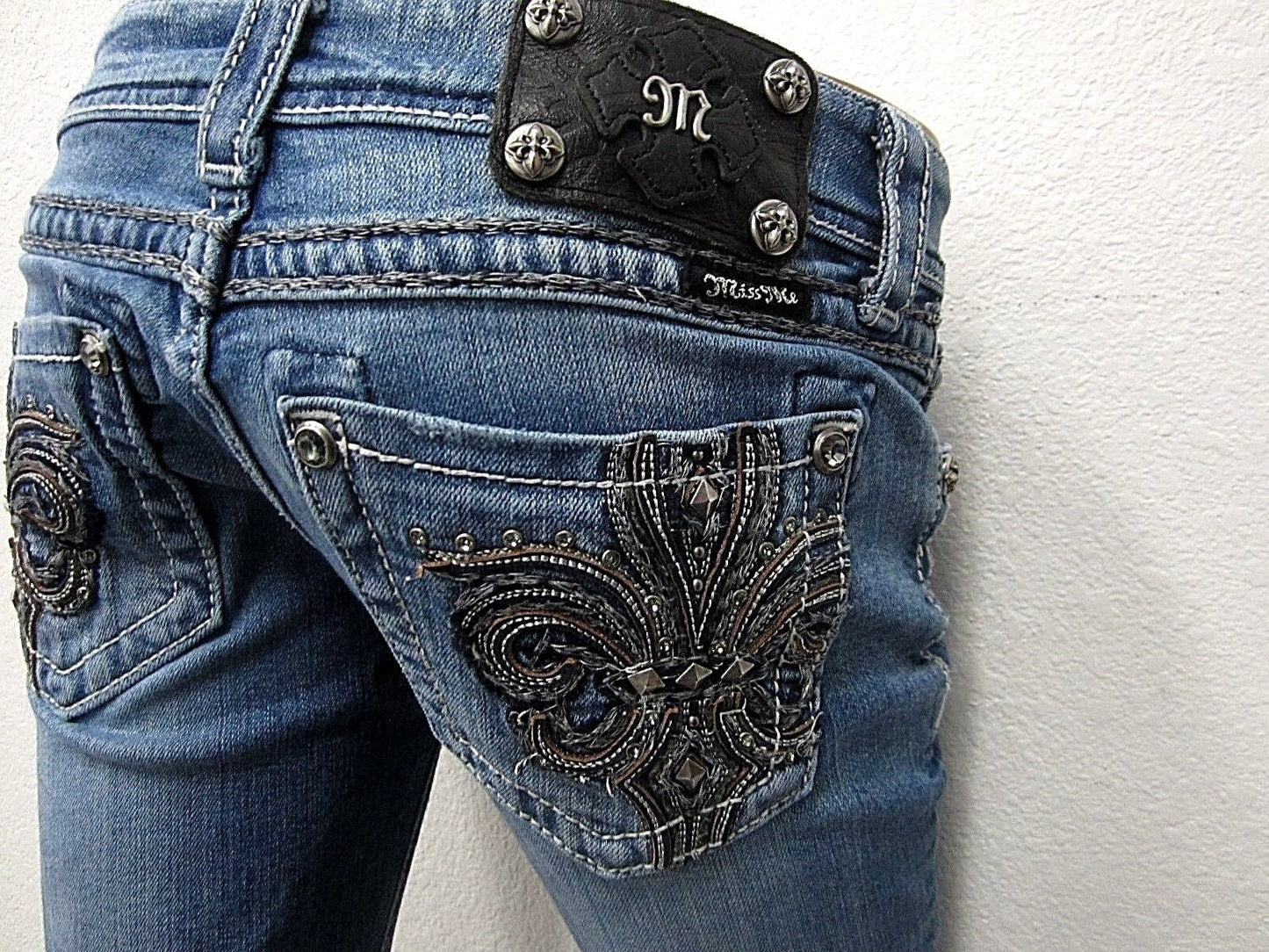 NICE Miss Me  Embellished Fleur Jeans Boot cut. JP5182B10V Med Blue Size 26 x 32
