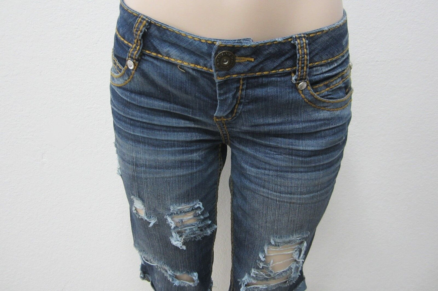 NICE Womens Rue 21 Dark Wash Distressed Denim Bermuda Shorts Size 9/10 x 13"L