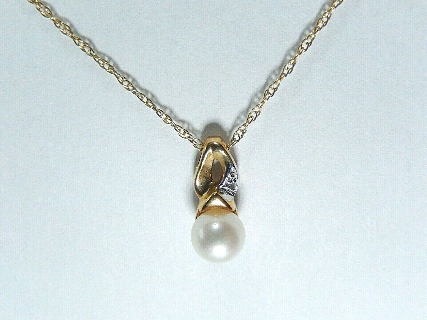 *VINTAGE* 10K Solid Yellow Gold 6mm Round White Pearl & Diamond Pendant w/16" Ch