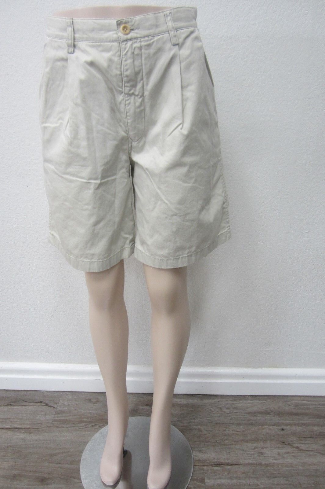 *NICE*  NAUTICA NS-83 Pleated Beige Khaki Shorts Mens size 32