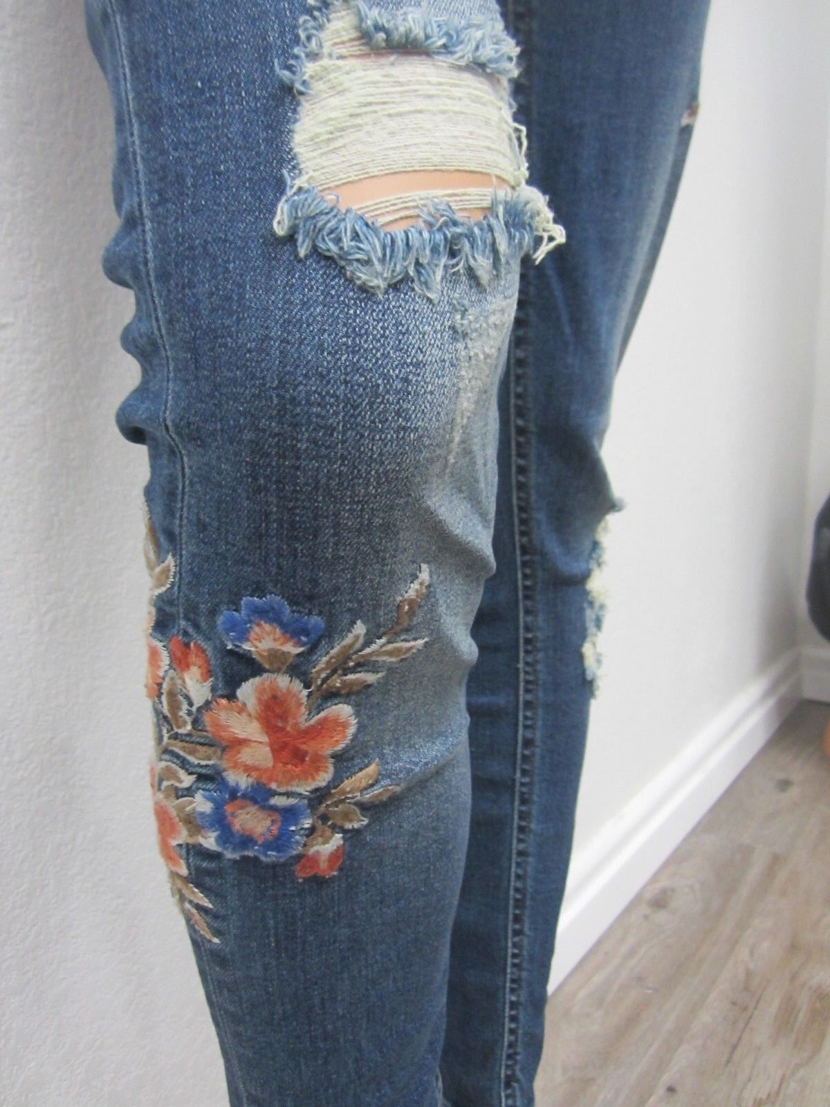 NWTMiss Me Women's Distressed Embroidered Ankle Skinny Denim Jean Medium Blue 26