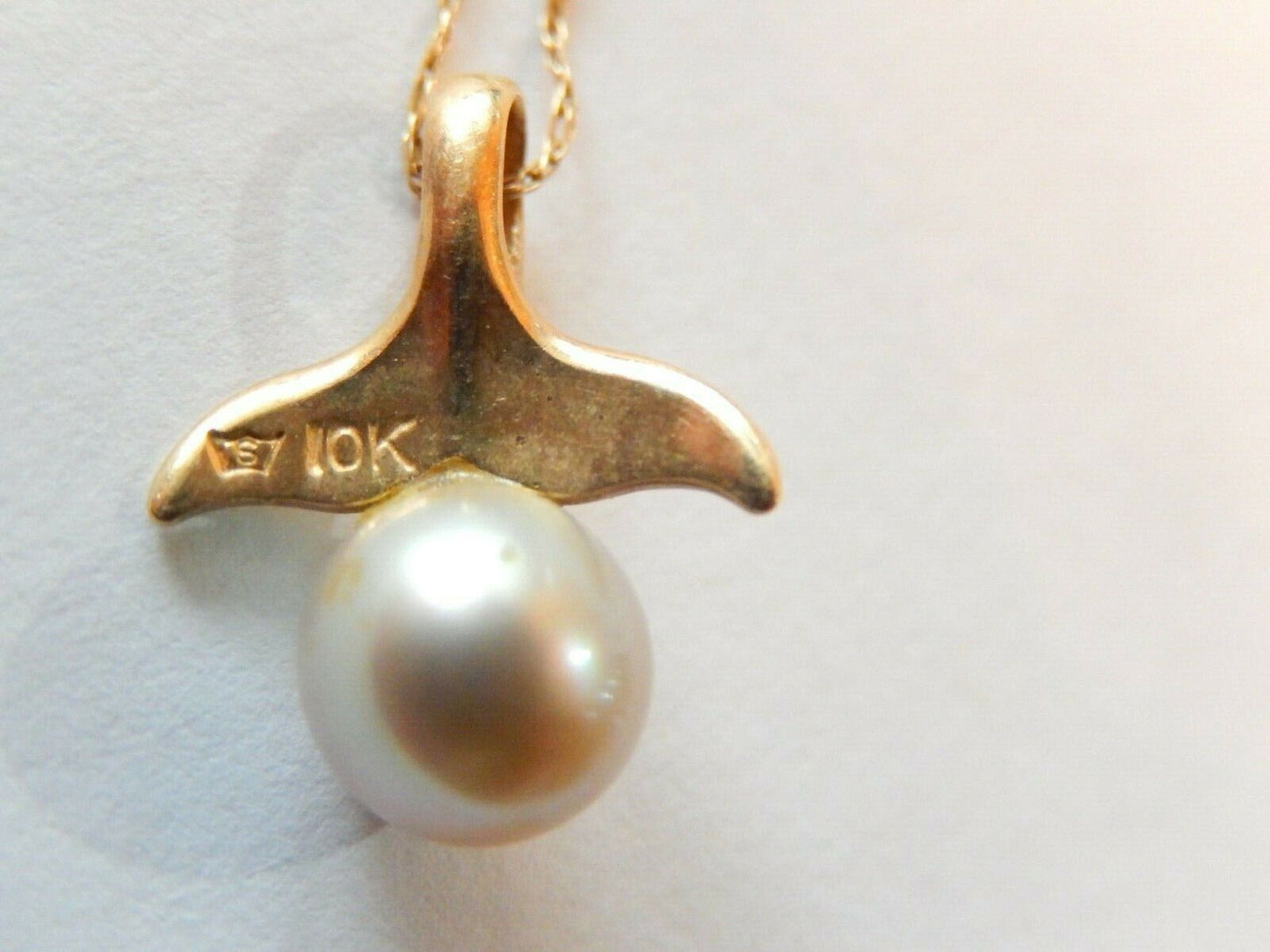 *VINTAGE*   10K Yellow Gold Pearl Solitaire Whale Tale Ocean Sea Life Pendant