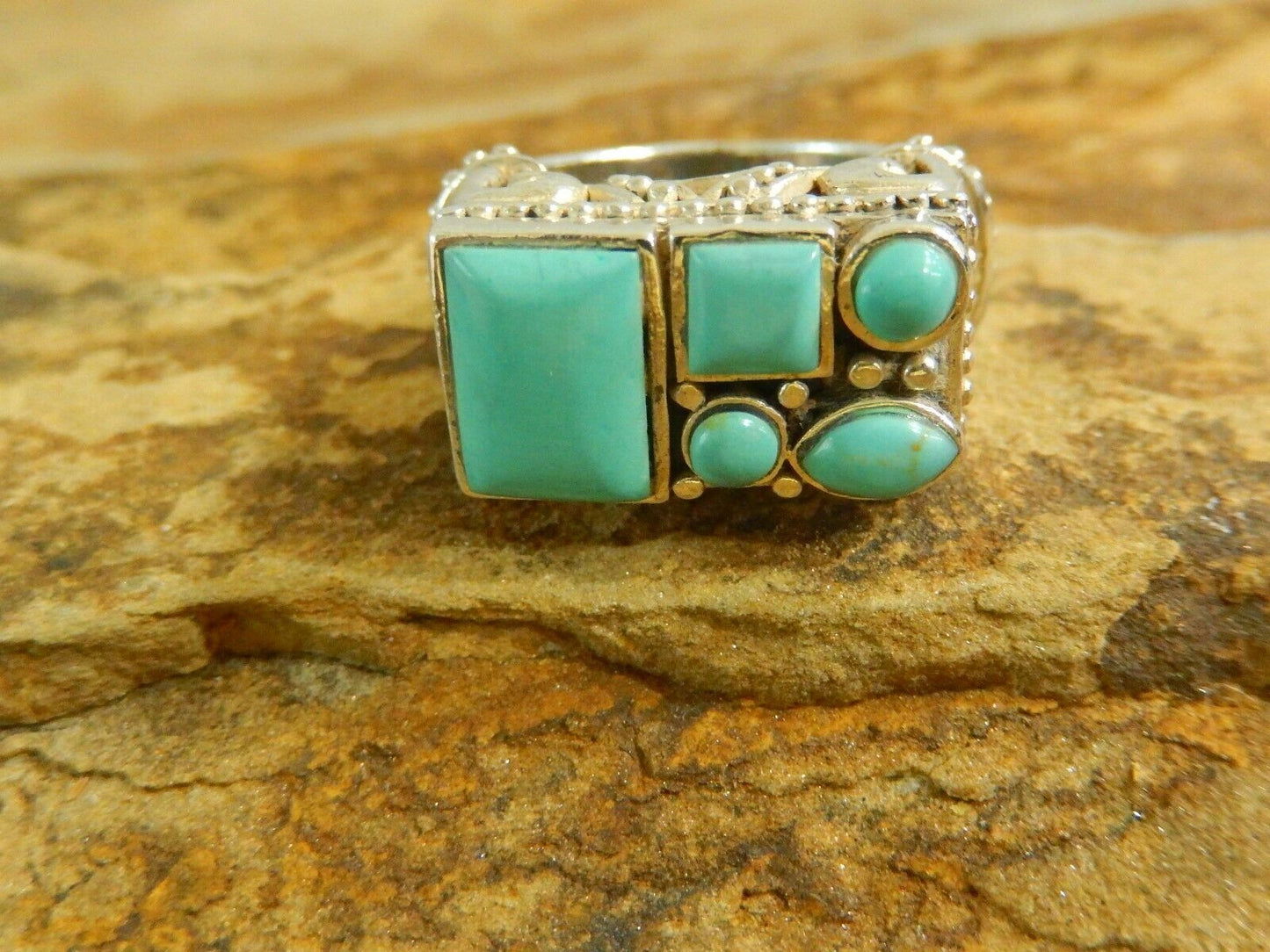 NICE VINTAGE SOUTHWEST TURQUOISE AND STERLING SILVER RING - SIZE 7.5