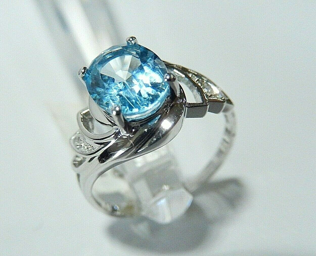 *NWT* 10K White Gold 2.00ct Blue Topaz & Diamond Solitaire Ring 8.25