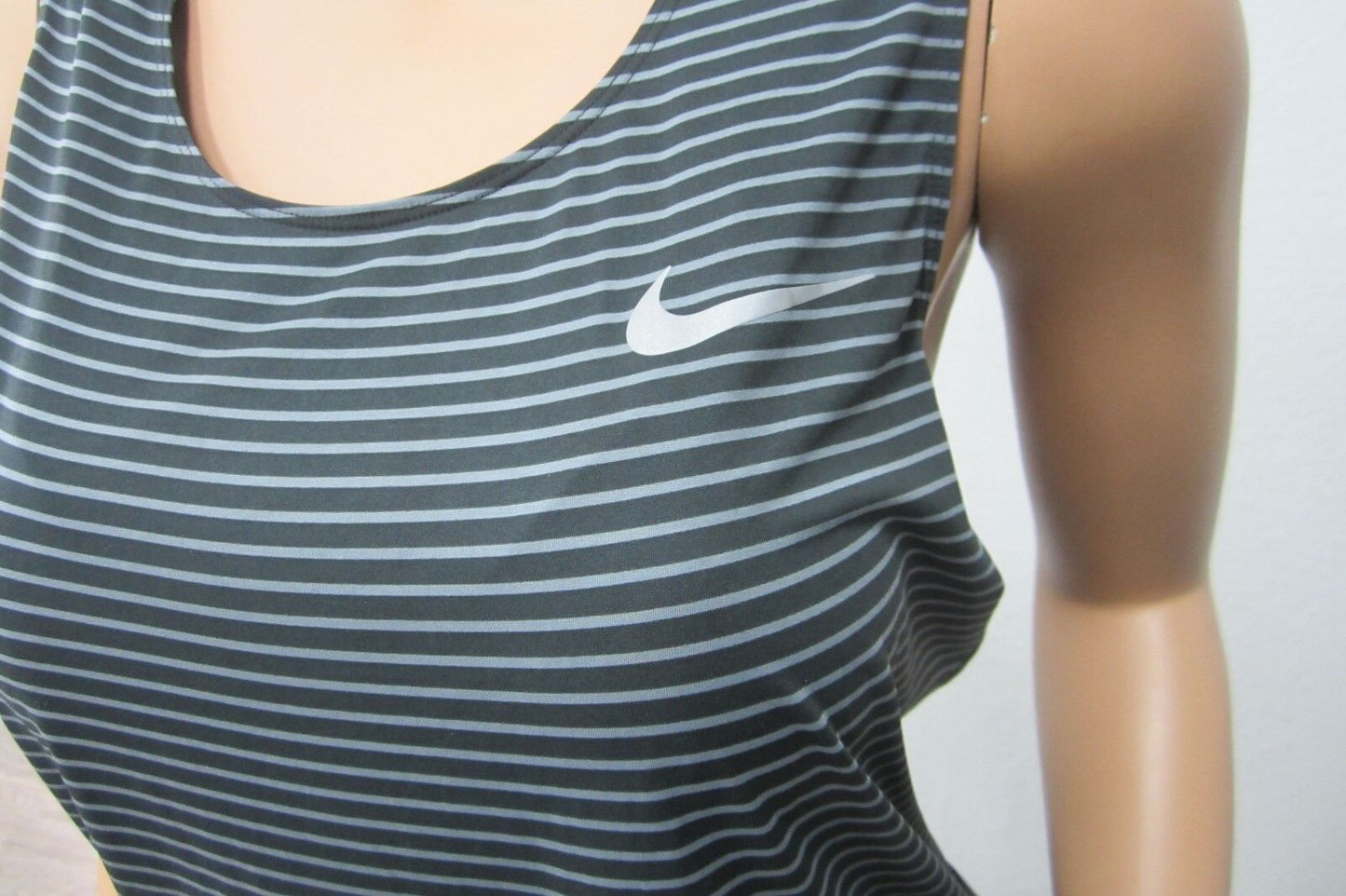VERY NICE Nike  Women's Active Sleveless Dri-Fit Top  (Size Medium)