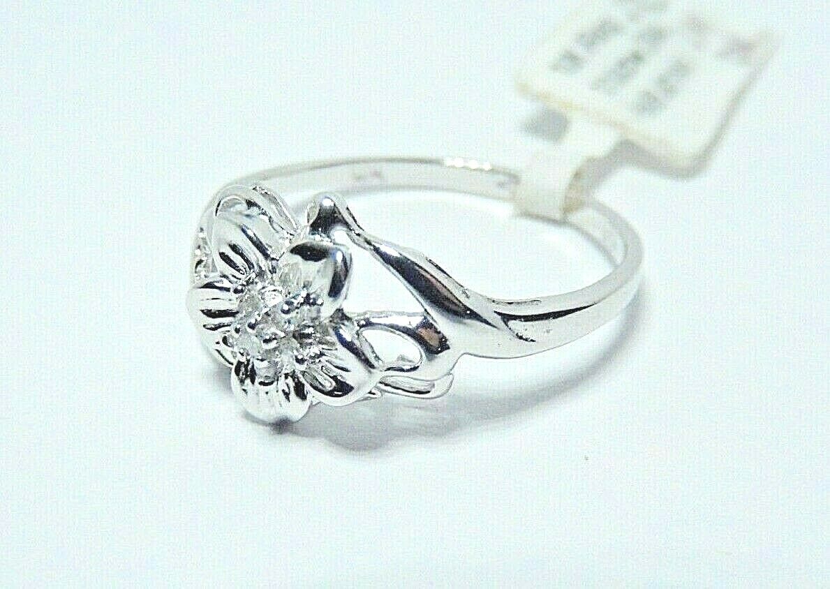 *NWT* 10k White Gold Diamond Flower Ring Size 7.5