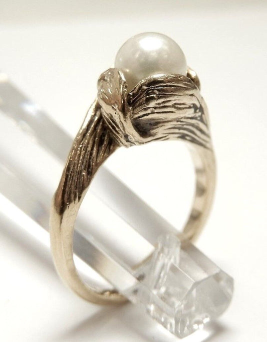 Lovely Vintage 10K Yellow Gold  Ring W/A White 6.5mm Cultured Pearl. Sz 6.5