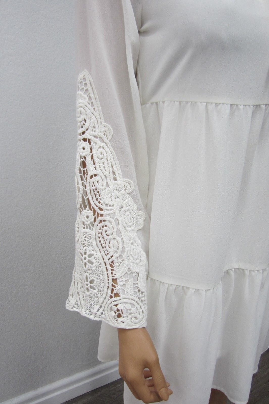 NWT GB GIANNI BINI Ivory With Lace Sleeves  Dress Fully Lined Size Small
